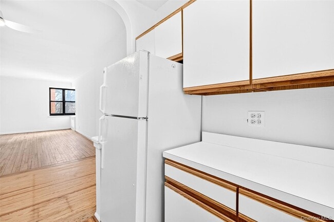 Building Photo - 2 Greenridge Ave