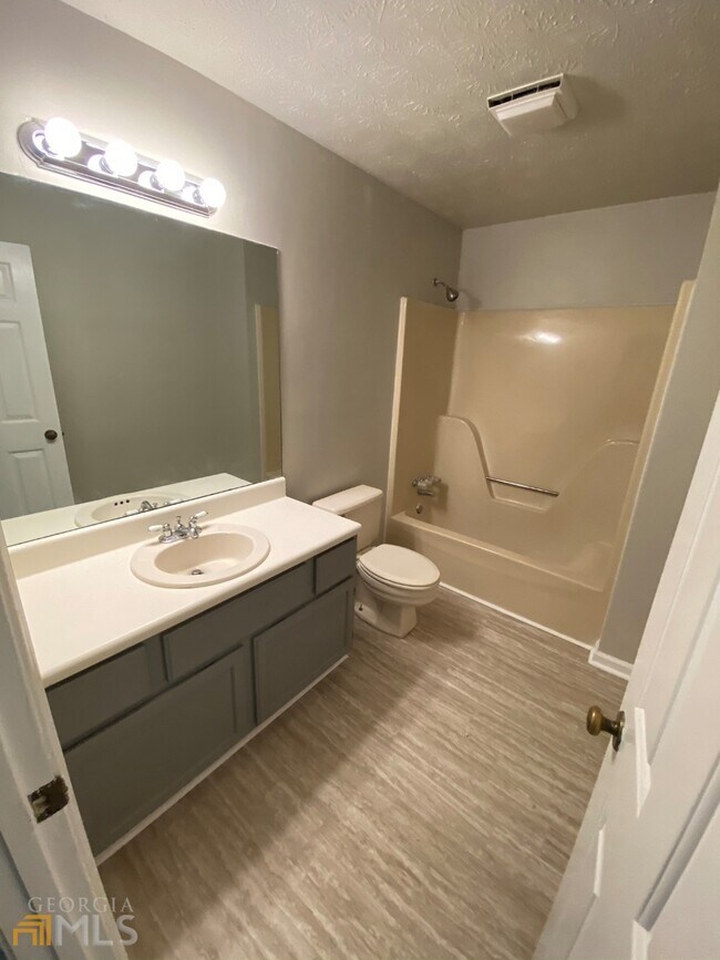 Building Photo - 2110 Country Walk Way SE