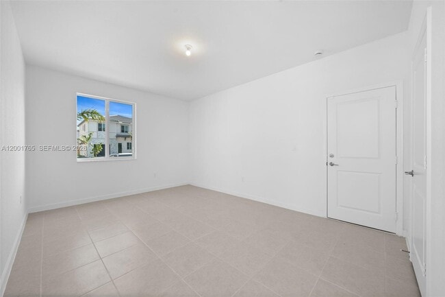 Building Photo - 715 SE 15th St