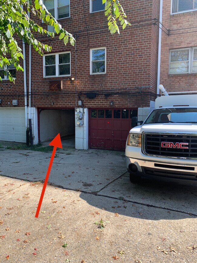 Building Photo - 5489 Vicaris St