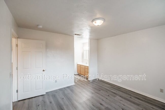 Building Photo - 2872 Raleigh Ct SE