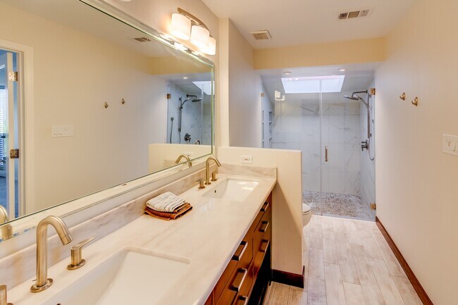 Building Photo - 1112 Bering Dr