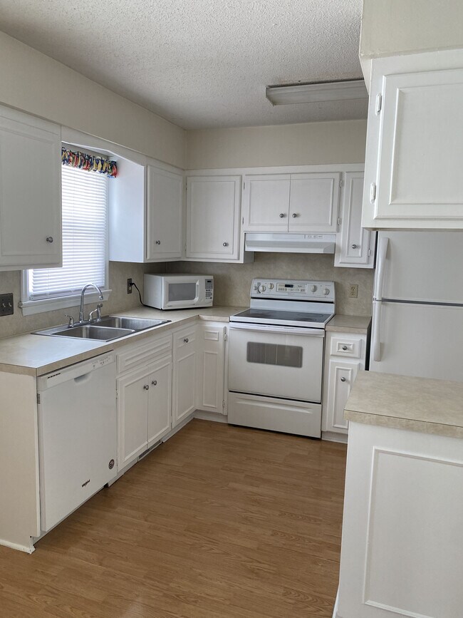 Building Photo - 14706 Harvey Oaks Ave