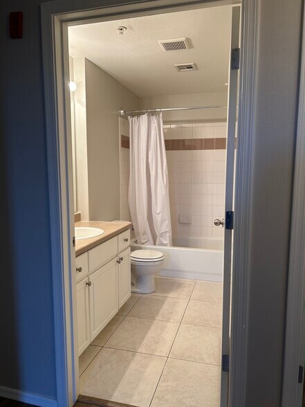 Building Photo - 1701 E Colter St