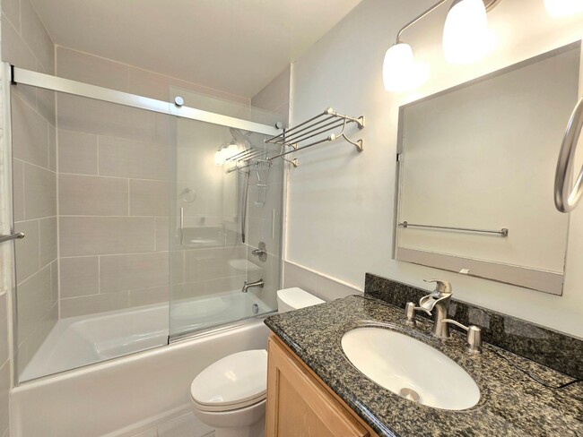 Building Photo - Beautifully Upgraded 2 bedroom, 2 bathroom...