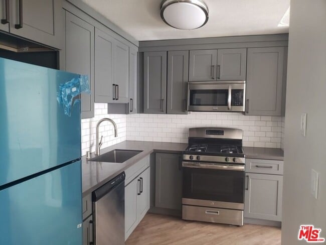 Building Photo - 310 S Kenmore Ave