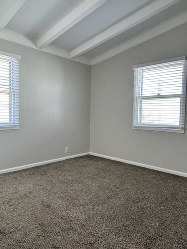 Building Photo - 401 N Norma St