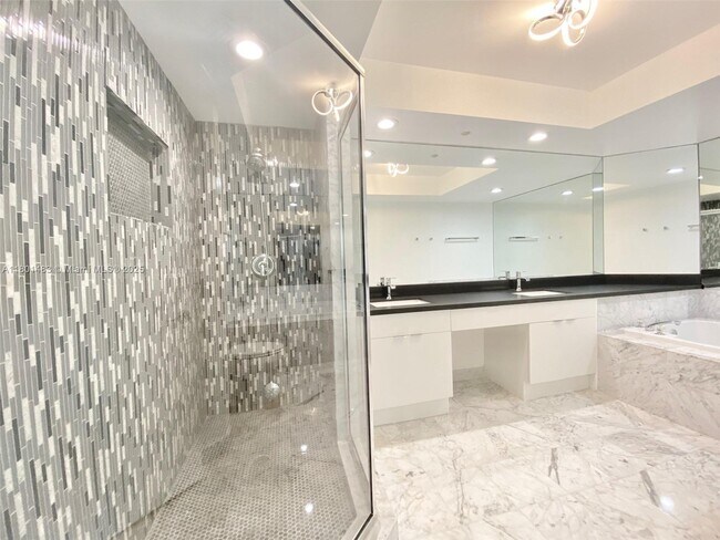 Building Photo - 16400 Collins Ave