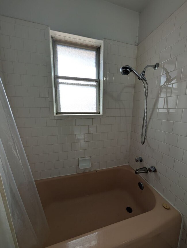 Building Photo - 2 bed, 1 bath duplex house in Edmond with central heat and air next to UCO campus