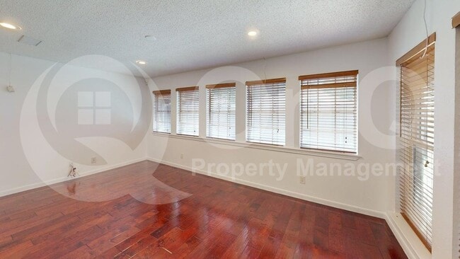 Building Photo - 217 Creekside Ln