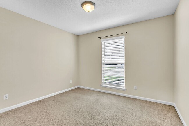 Building Photo - 3 Bedroom 2 Bathroom Home in Hampton Place...