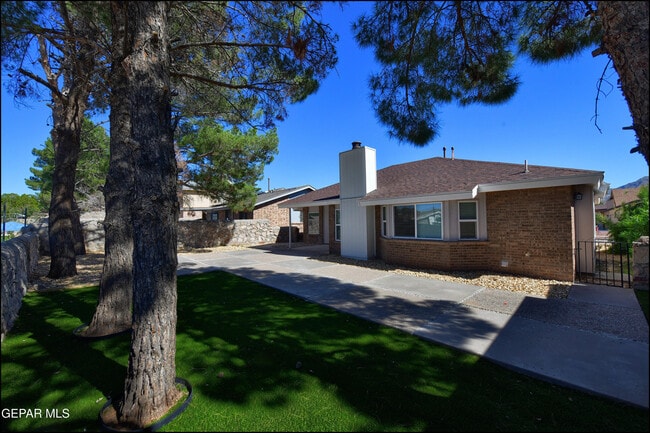 Building Photo - 609 Bristol Dr