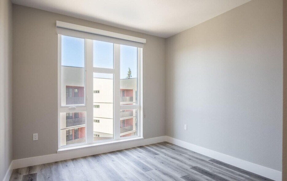 Building Photo - 1250 Lakeside Dr