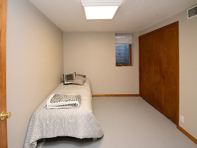 Building Photo - 705 E 9th St