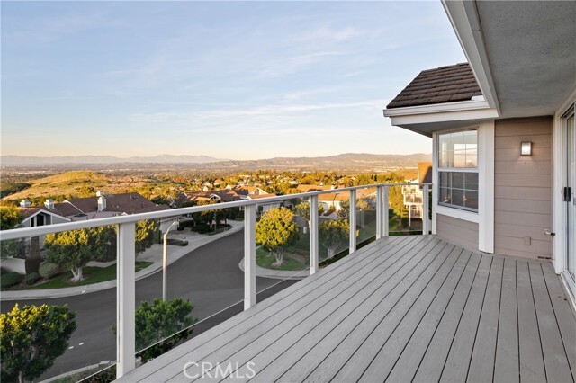 Building Photo - 6 Saros