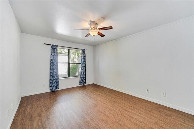 Building Photo - 1129 W San Antonio St