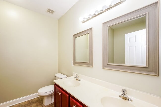 Building Photo - Available now! Lake-area living, 2 Bedroom Apartment