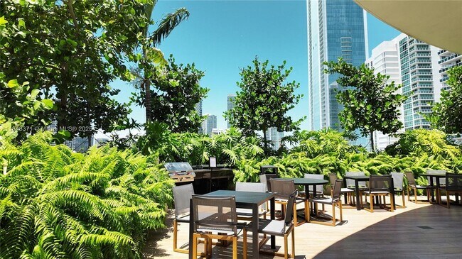 Building Photo - 700 NE 24th St