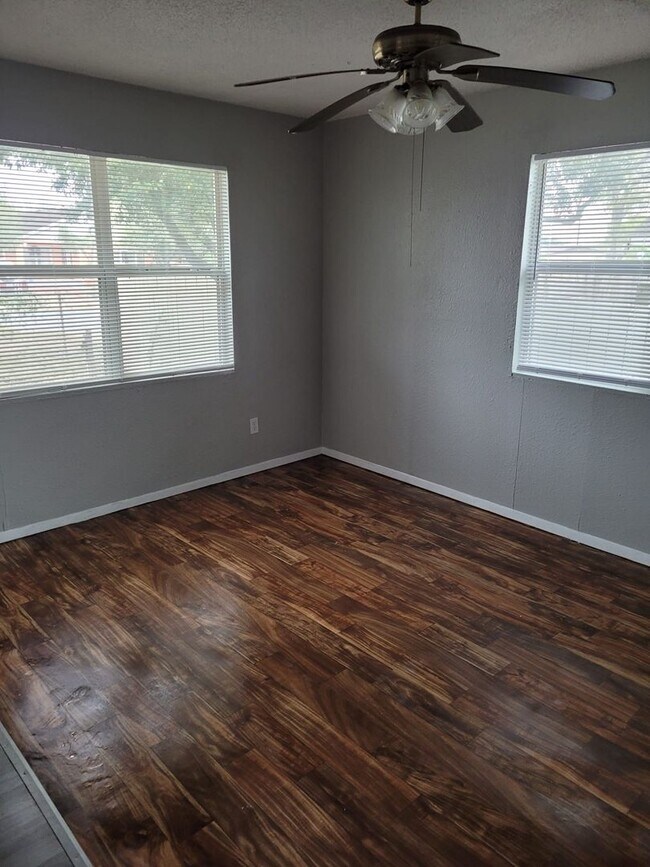 Building Photo - SPACIOUS! LOCATION!