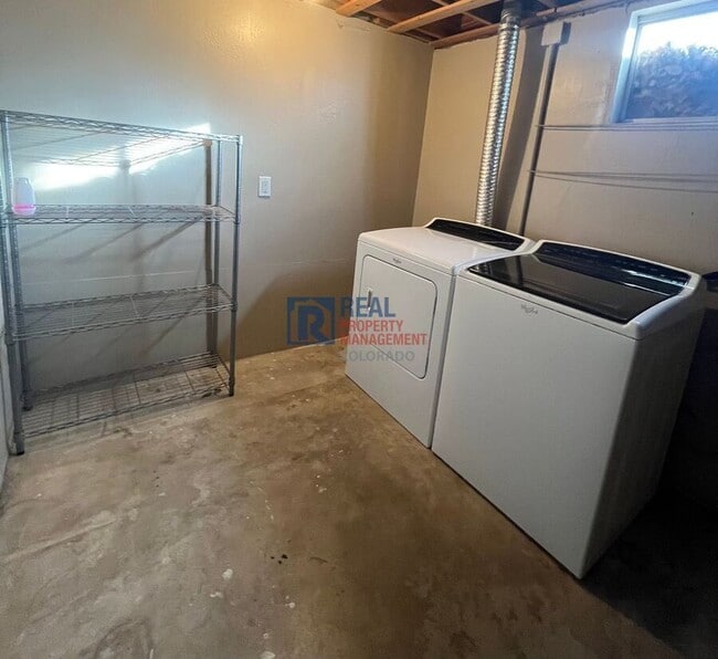 Building Photo - 2013 W Lake St