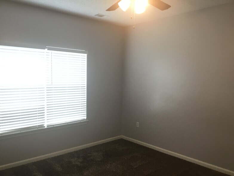 Building Photo - 805 Laurel Hill Cir