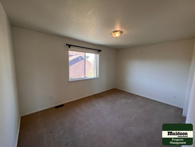 Building Photo - Stunning 3  Bedroom Home with lots of space and a beautiful fenced back yard -