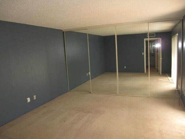 Building Photo - Parkwoods 12364-2
