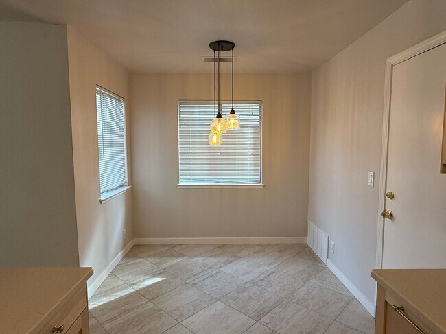 Building Photo - 929 Glenfinnan Way