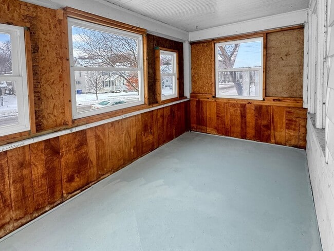 Building Photo - 857 Lyon St NE