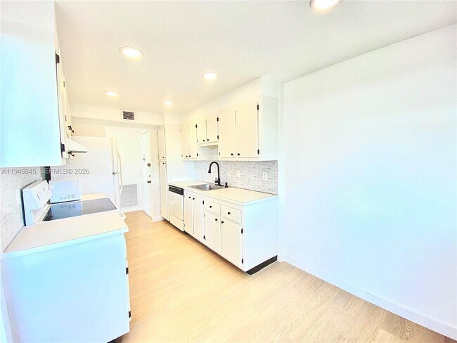 Building Photo - 1200 NE Miami Gardens Dr