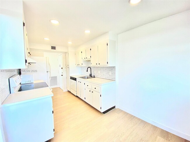 Building Photo - 1200 NE Miami Gardens Dr