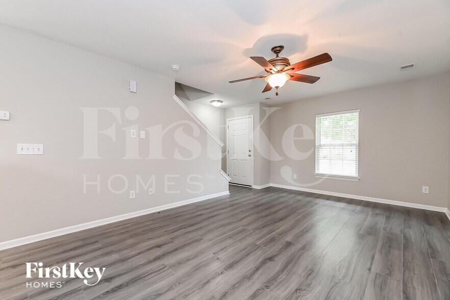 Building Photo - 105 Vinca Dr