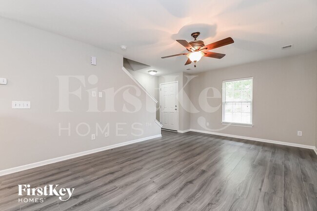 Building Photo - 105 Vinca Dr