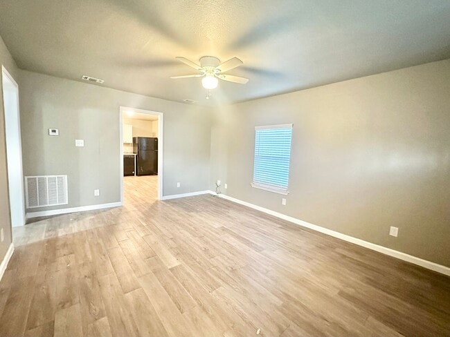 Building Photo - Adorable 2 Bed / 1 Bath Near Downtown Denton!