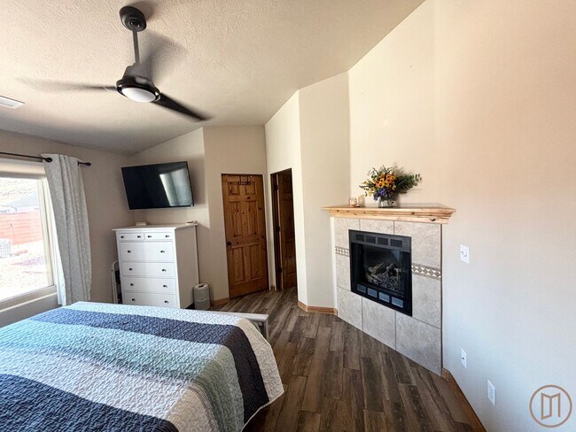 Building Photo - Beautiful home in La Verkin with all the v...