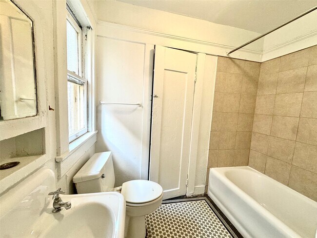 Building Photo - 1711 W Main St