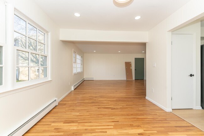 Dining room - 32 Roseland Ave