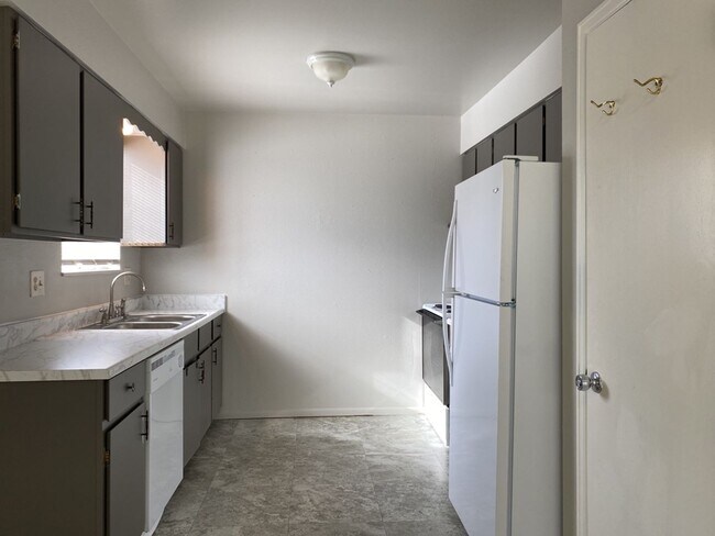 Building Photo - Cozy 3 Bed/1.5 Bath Duplex with Fenced Yard and 1 Car Garage