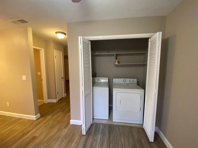 Building Photo - Updated 2 Bedroom Townhome