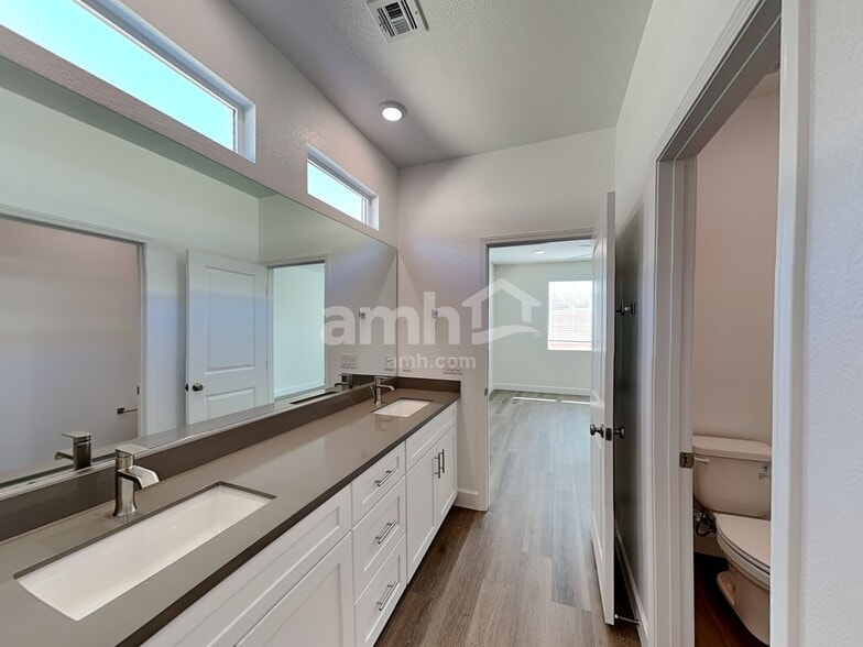 Building Photo - 10390 Bishops Cap St