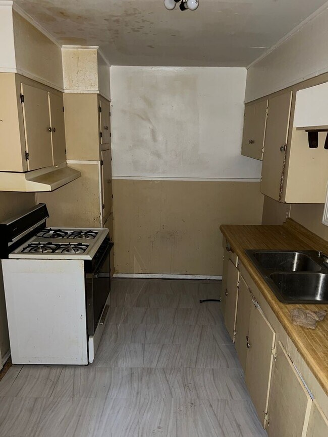Building Photo - 2 bed/1 bath with Central Air/Heat!