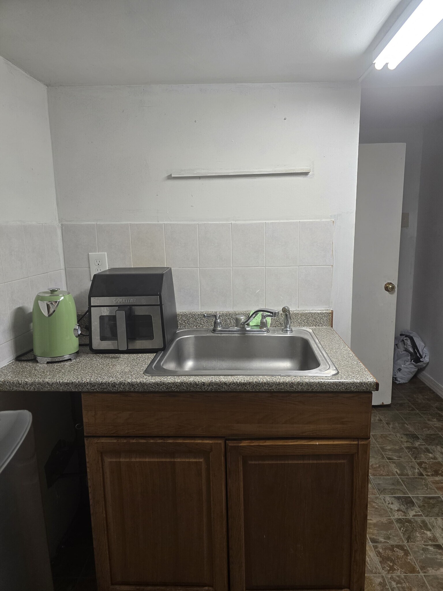 Airfryer / electric kettle - 2590 Cranston Rd