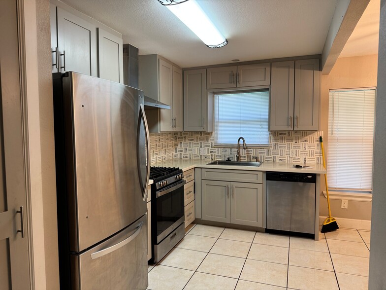 Building Photo - 2413 9th Ave N