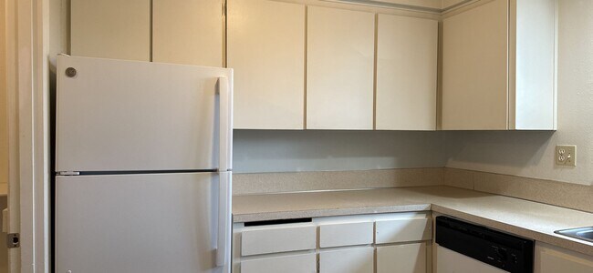 Building Photo - (905) Draper Arms Apartments - 2 Bedroom / 1 Bath