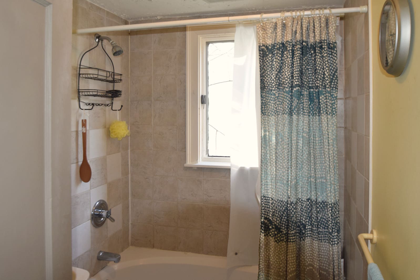 Full Bath (2nd) Oval Tub / Shower - 51 Russell Rd