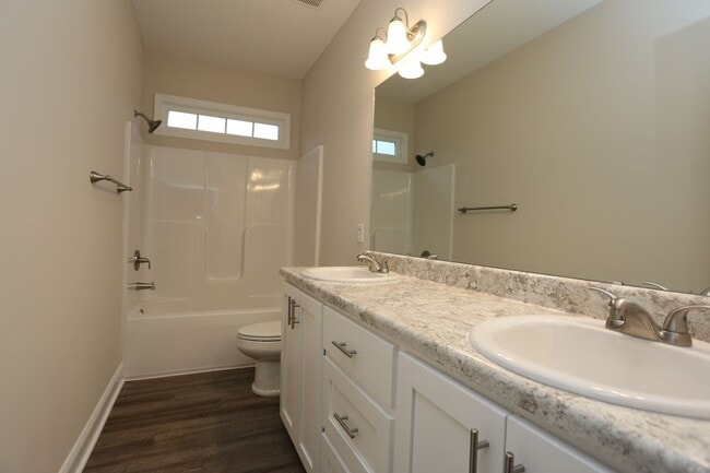 Building Photo - 4 Bedroom Brick House Available TODAY!