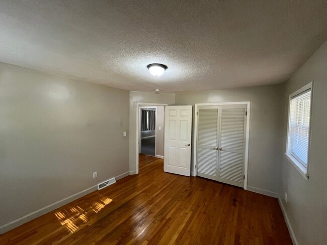 Building Photo - Charming 3-bedroom 1.5-bathroom brick home