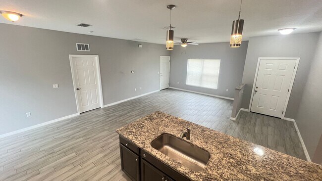 Building Photo - Beautiful 3 Bedroom, 2 Bathroom Home in Palm Bay!!