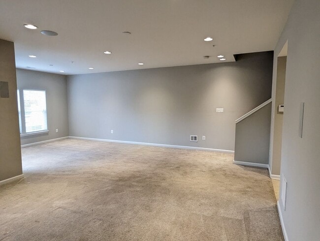 Building Photo - Gorgeous 3 level townhouse in North Potoma...