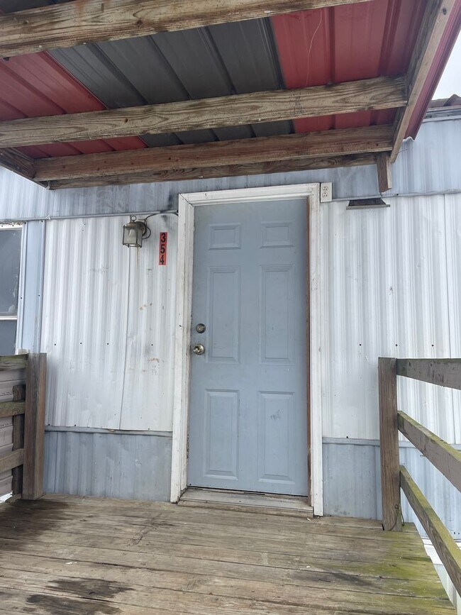 Building Photo - Country living with spacious front and backyard - 3 beds/ 2bath available now